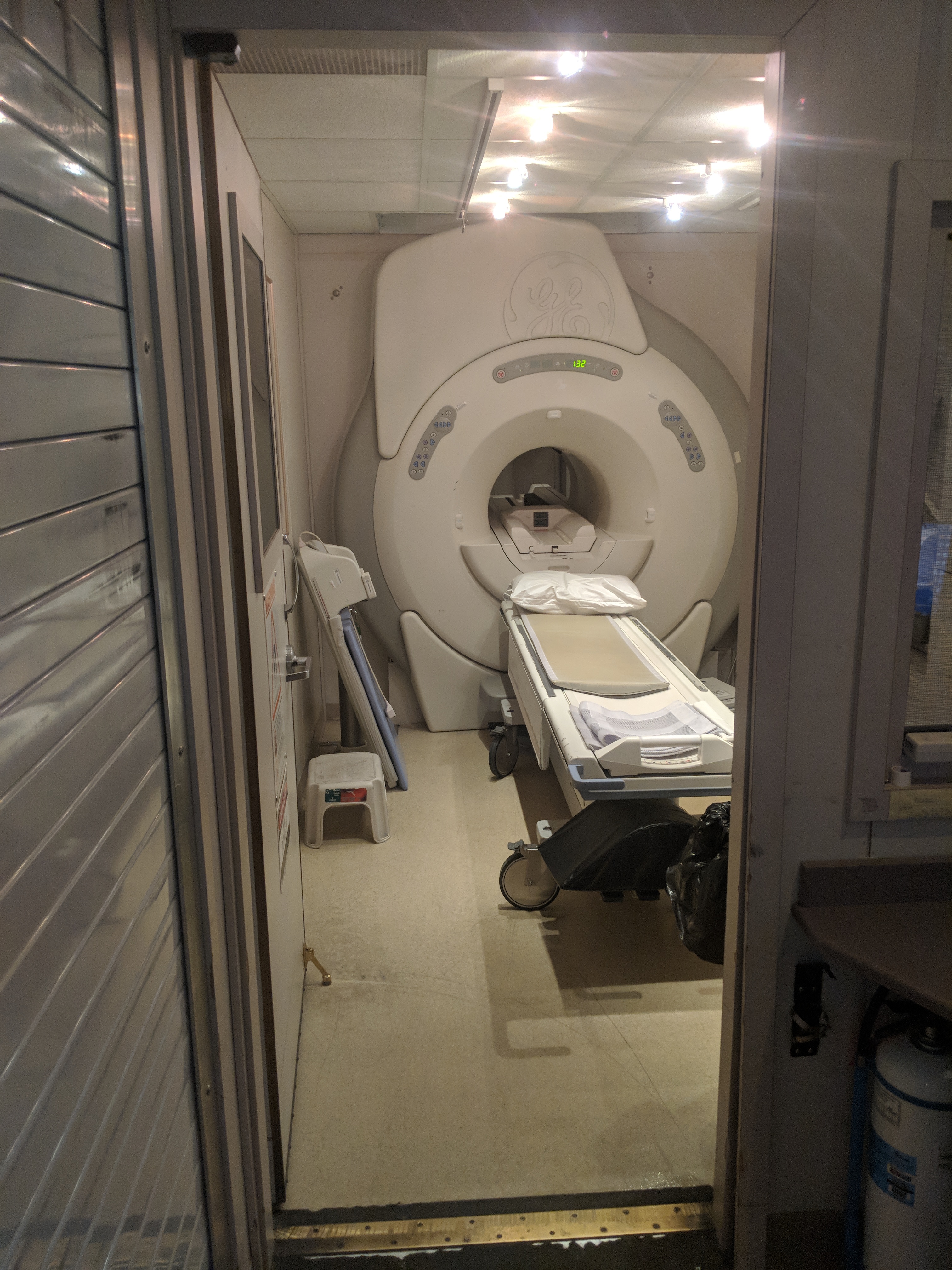 Mobile MRI: GE Signa 1.5T - Mobile Medical Imaging Equipment Rentals